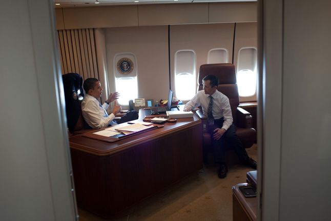 Były prezydent USA Barack Obama na pokładzie Air Force One podczas podróży w 2010 roku. Obama znajduje się w pomieszczeniu określanym jako biuro. 