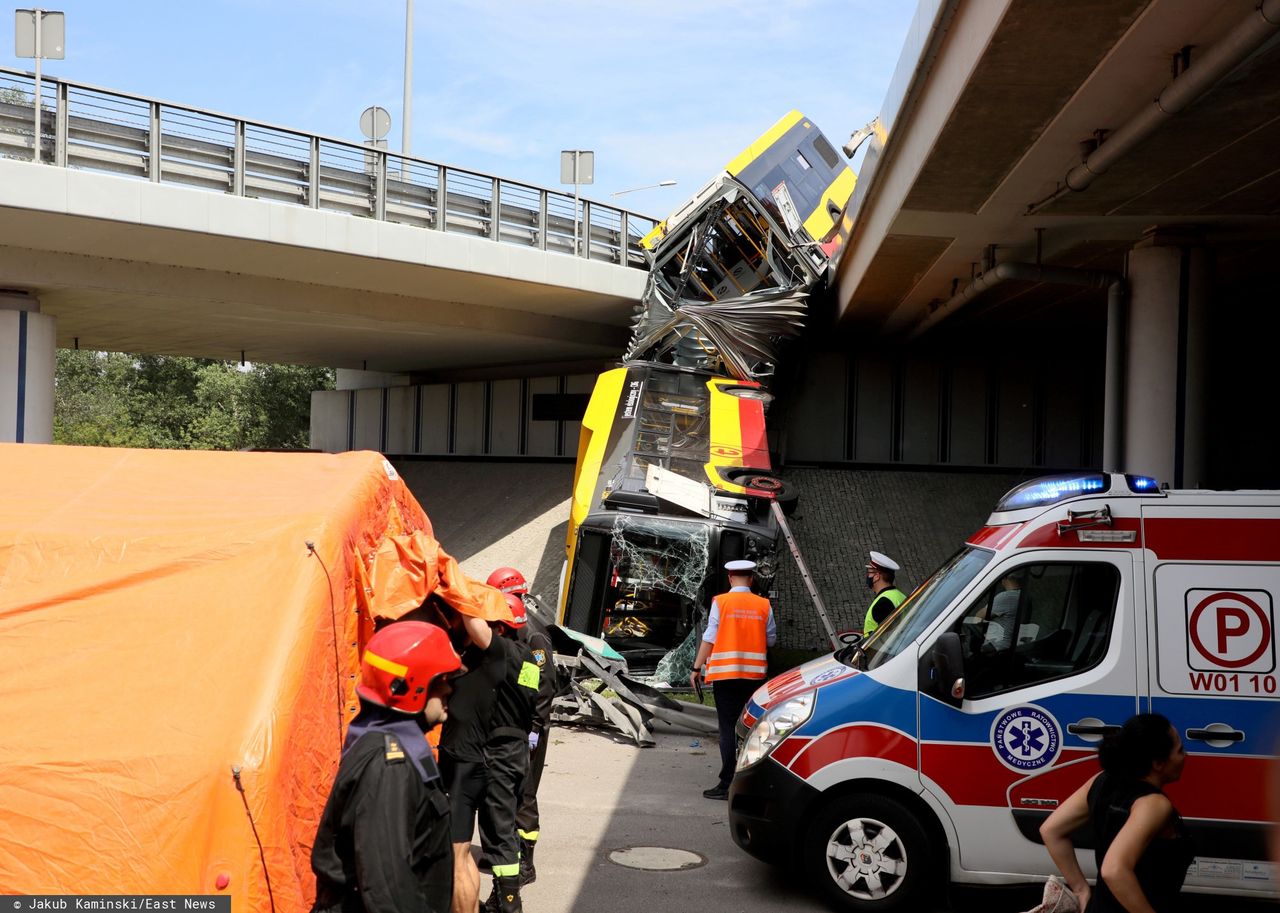 Warszawa. Po wypadku autobusu na S8 kontrolują  przewoźników