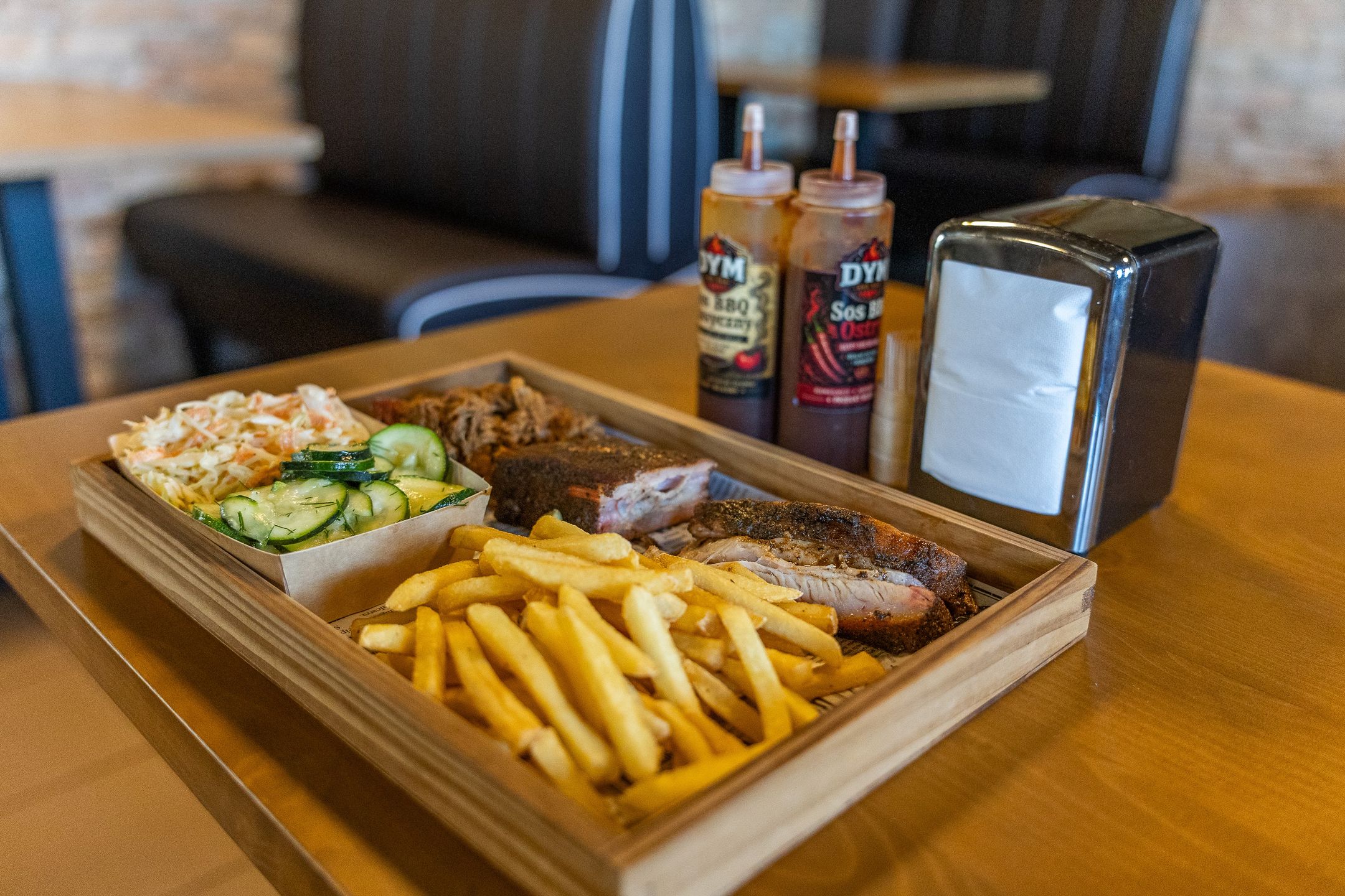 BBQ Bar DYM działa przy drodze krajowej nr 80 w Czarnowie.