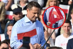 Trzaskowski przyszedł z flagą Nawrockiego. "Wszyscy na pewno wiedzą"