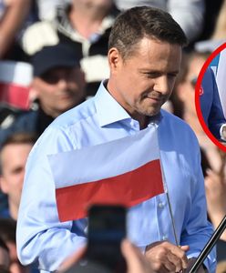 Trzaskowski przyszedł z flagą Nawrockiego. "Wszyscy na pewno wiedzą"