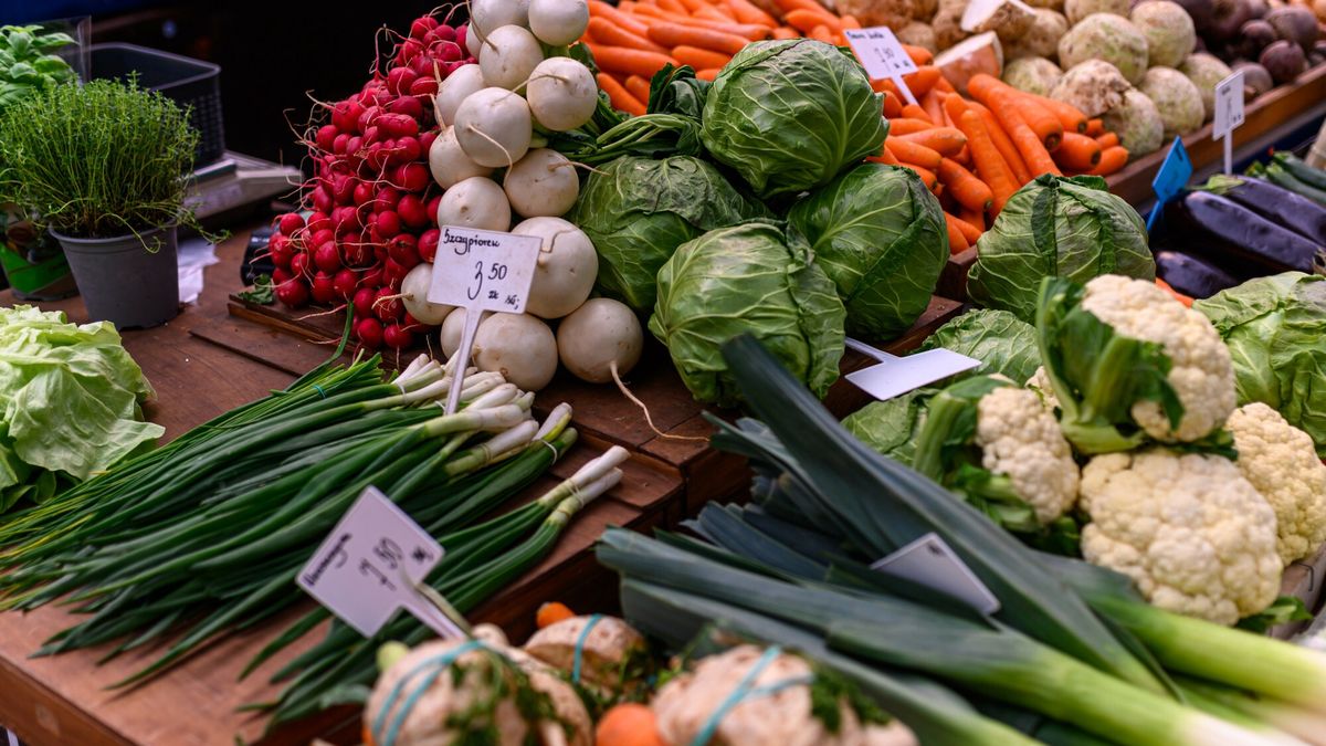 Nowalijki na hali targowej w Gdyni
Fot. Piotr Hukalo/East News, 10.05.2023. Gdynia. Nowalijki na Hali Targowej w Gdyni. N/z warzywniak.
Piotr Hukalo