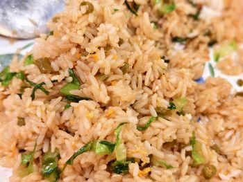 Wrzucam na patelnię ryż i wbijam jajka. Szybki obiad jak z azjatyckiej knajpki