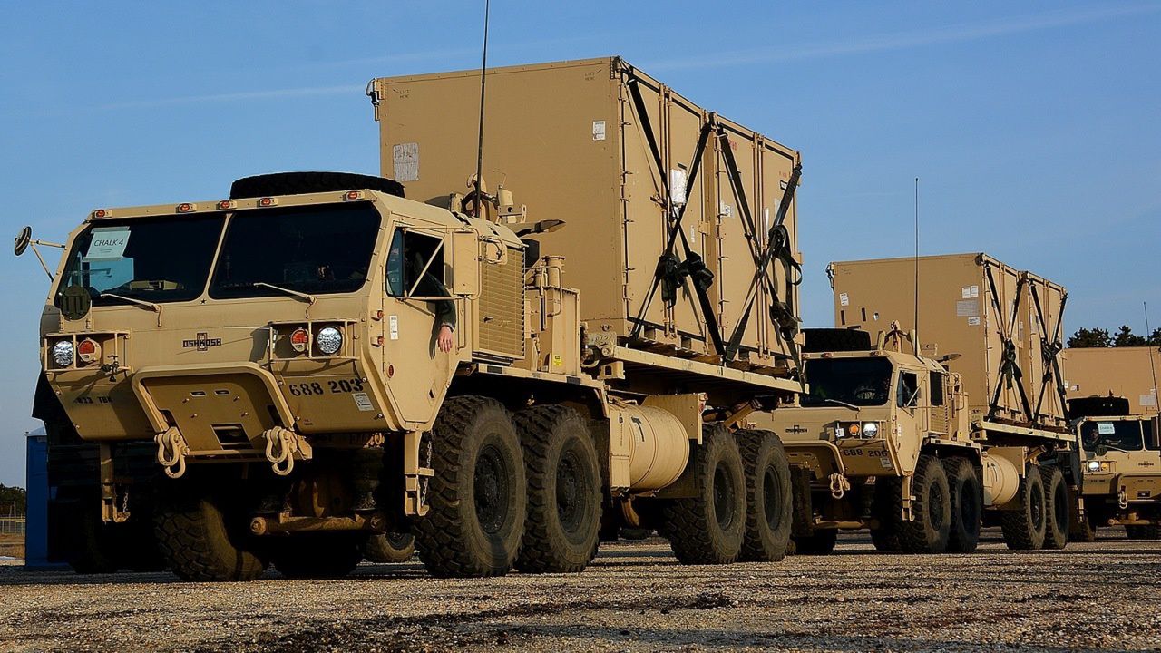 Cwiczenia US Army Eagle Flag z wykorzystaniem ciężarówek
Heavy Expanded Mobility Tactical Trucks (HEMTTs).