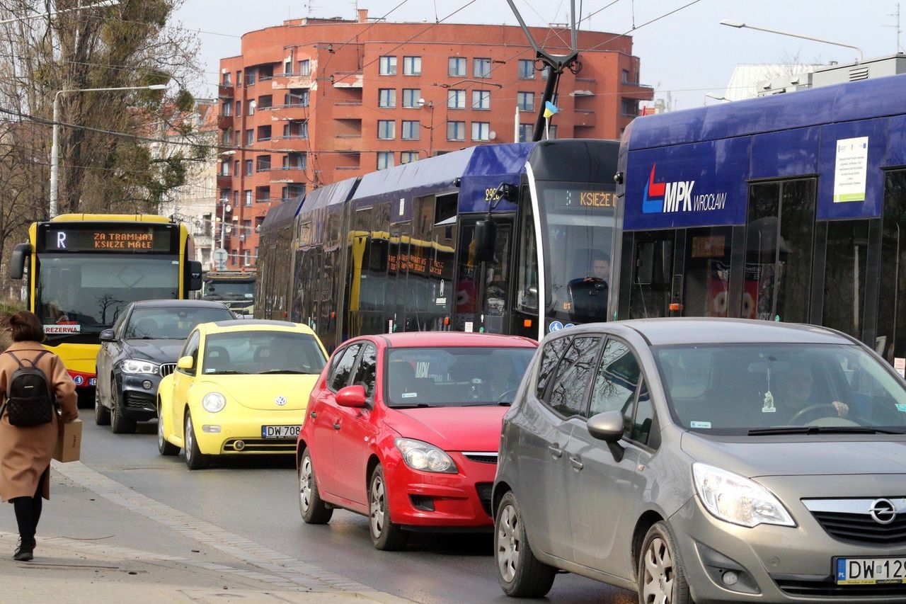 Wrocław: Miasto znów najwolniejsze. Kierowcy stoją w korkach dłużej niż gdziekolwiek indziej. Są dane za 2025 r.