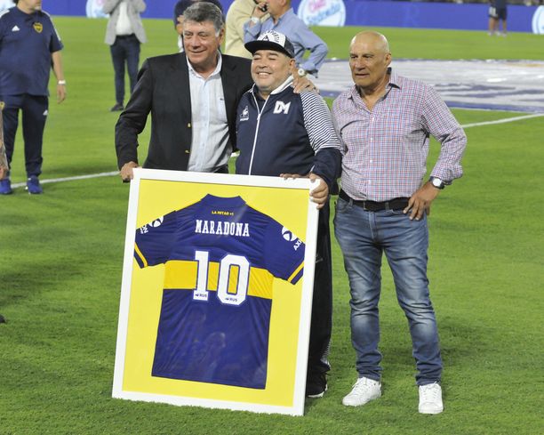 BUENOS AIRES, ARGENTINA - MARCH 7: The technical director of Gimnasia y Esgrima  La Plata, Diego Armando Maradona (C), receives a plaque from Miguel Angel Brindisi (L) and Hugo Osmar Perotti (R), before starting the match against Boca Juniors, valid for the 23rd date of the Super League, in Buenos Aires, Argentina, on March 7, 2020. Maradona, Brindisi and Perotti formed an unforgettable trident in the remembered title. from Boca in 1981. (Photo by Mariano Gabriel Sanchez/Anadolu Agency via Getty Images)