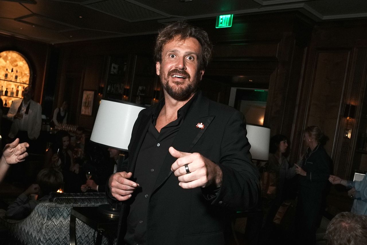 W pierwszej scenie jest kompletnie nagi. Mama aktora wyszła z kina