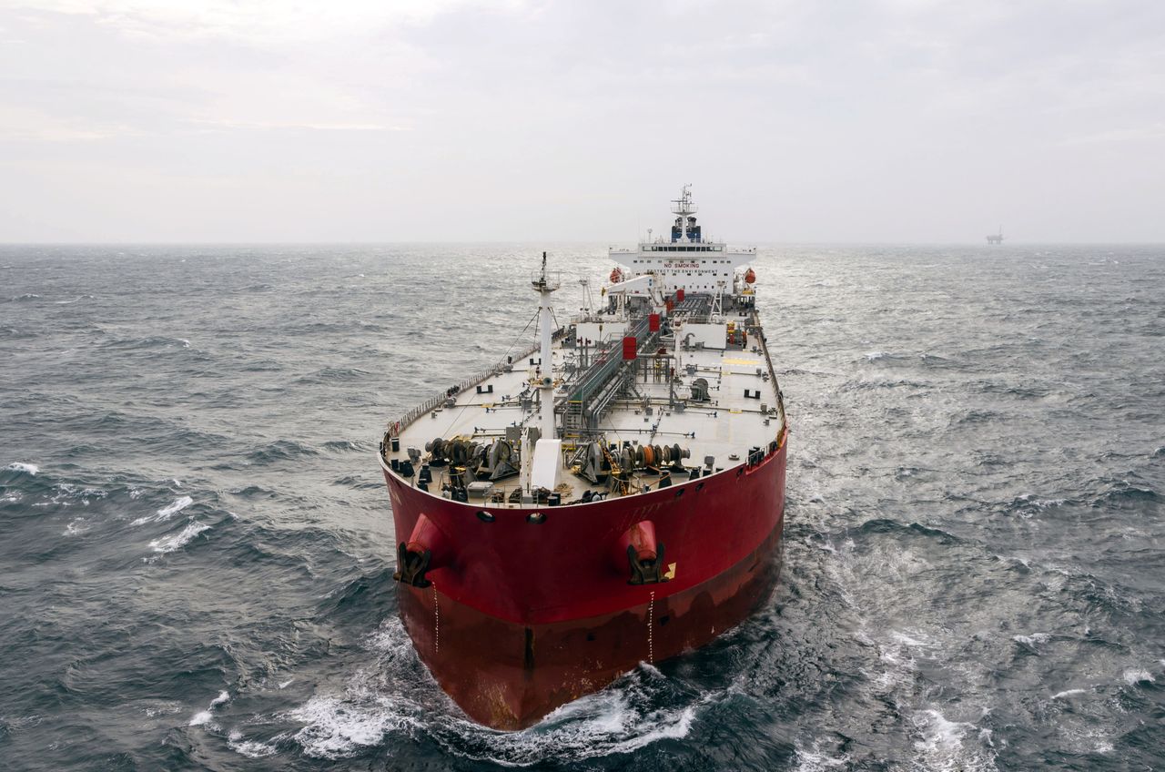 Sanctions loophole leaves insurers of Russian oil at sea