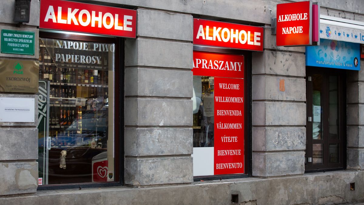 Na zdjęciu witryna sklepu monopolowego