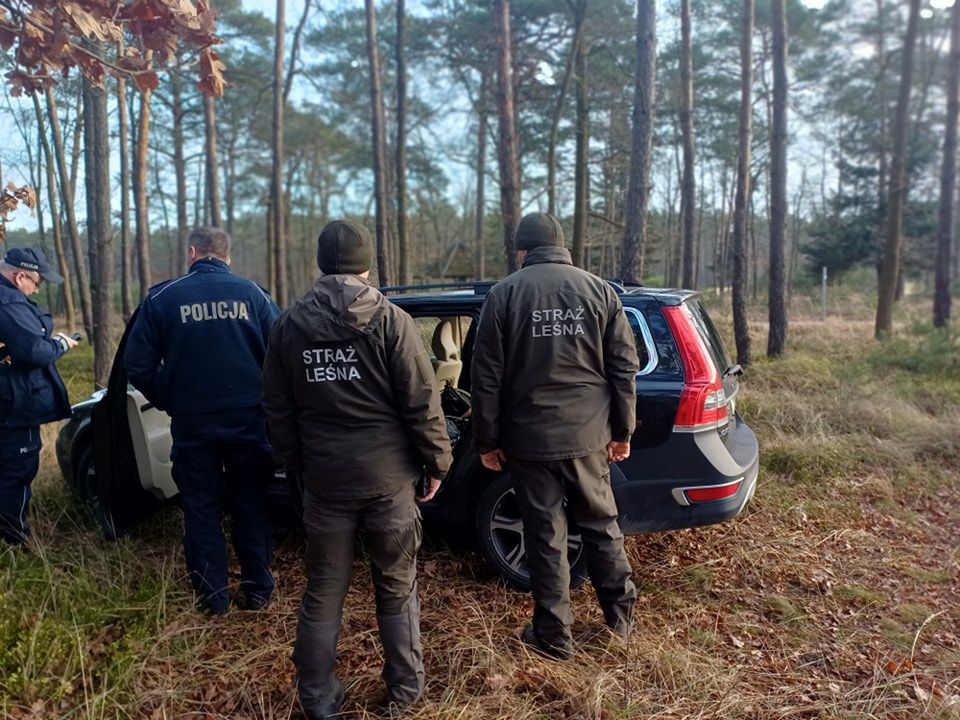 "Świąteczna niespodzianka". W lesie znaleziono pojazd