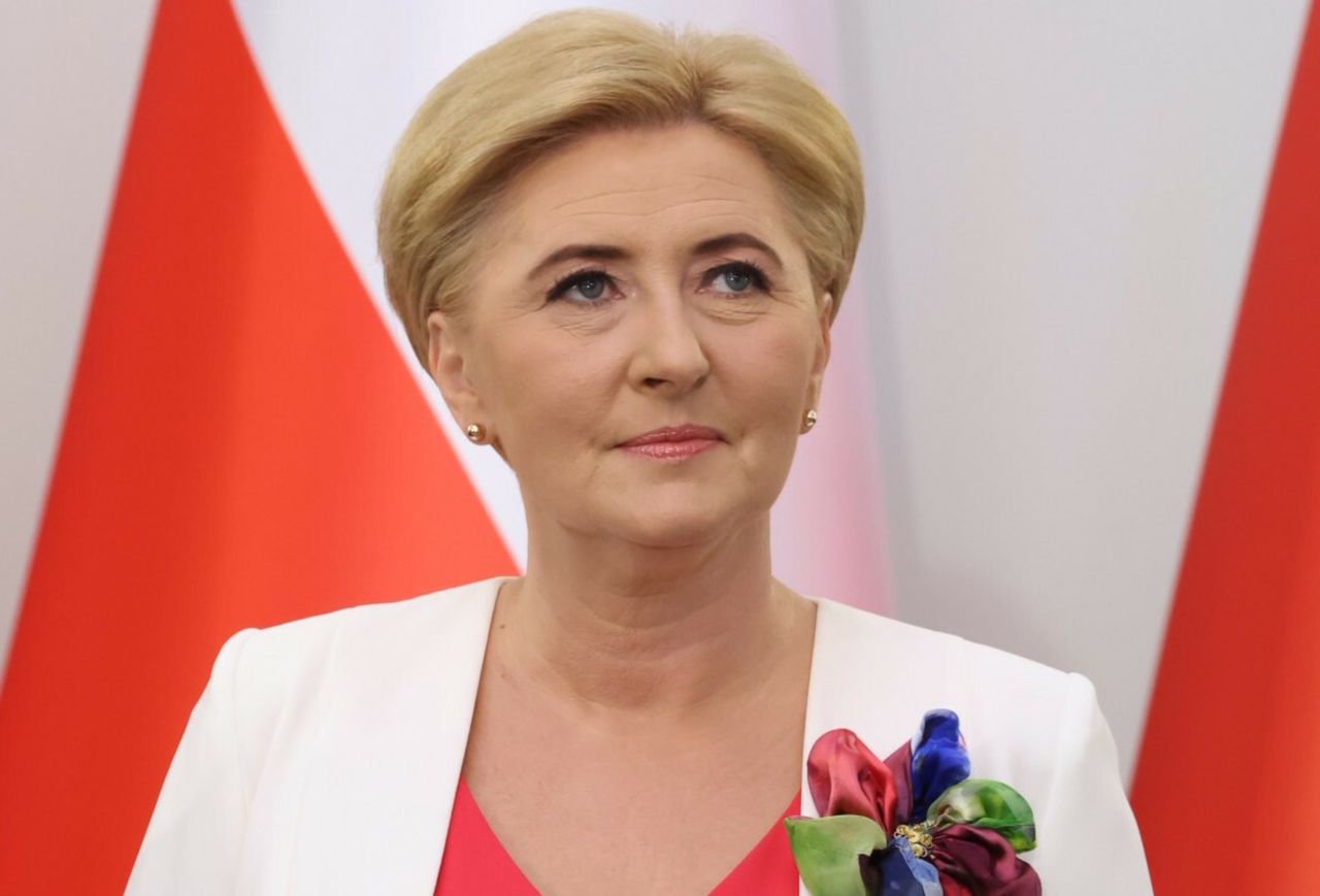 Niefortunny wybór. Fatalnie dobrany kolor sukienki