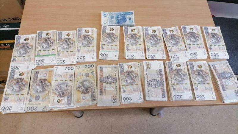pieniądze policja złoty złotówki banknot banknoty