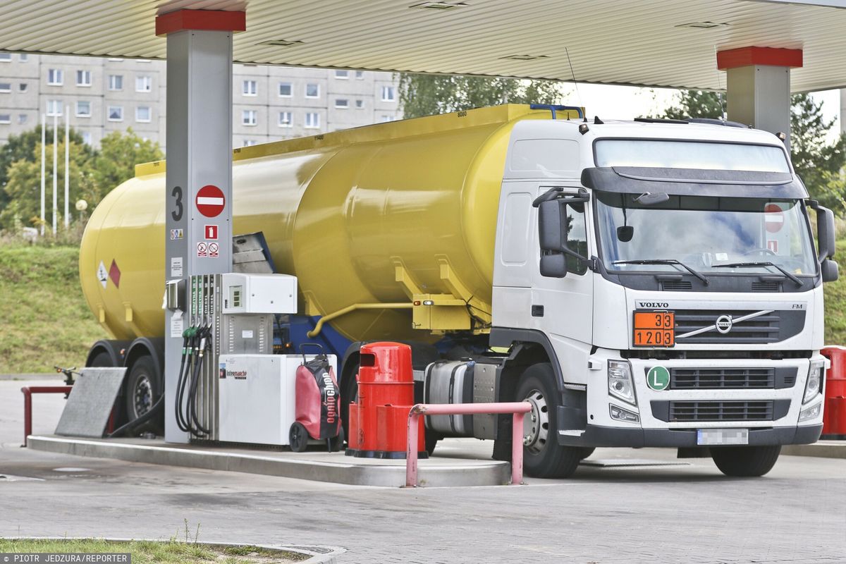 Low prices hit private stations.  “Tanker trucks are driving all over Poland”