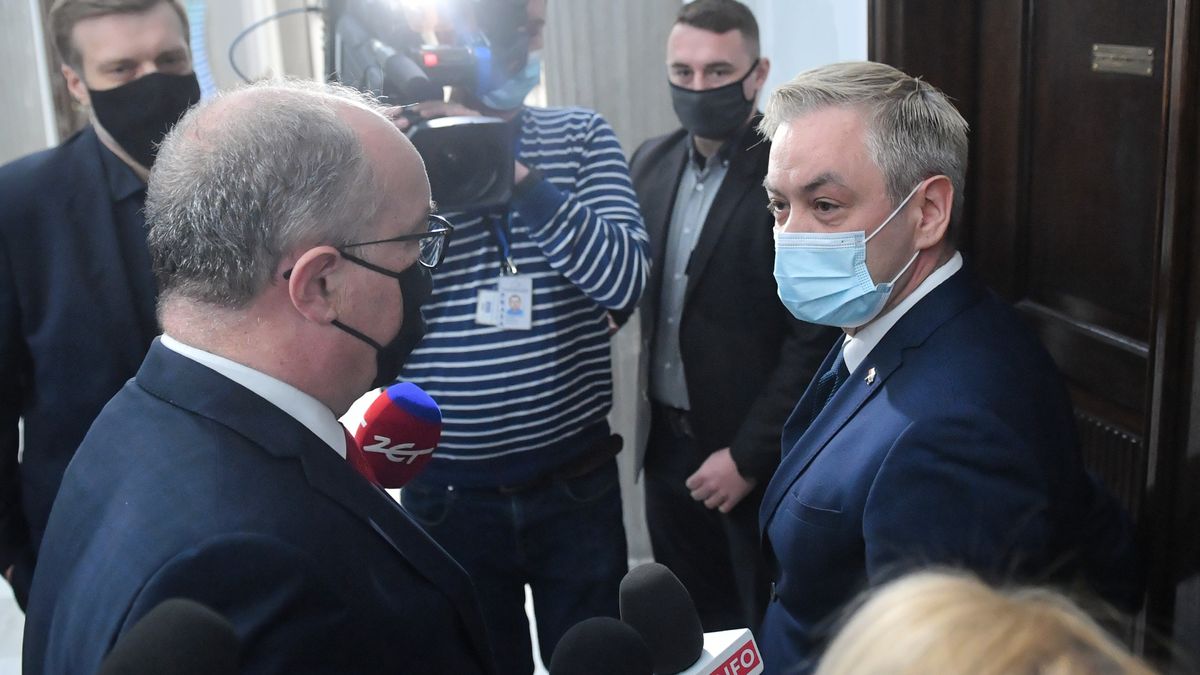 Warszawa, 27.04.2021. Europoseł Lewicy Robert Biedroń (P) i wicemarszałek Sejmu, przewodniczący Nowej Lewicy Włodzimierz Czarzasty (L) w drodze na spotkanie z premierem Mateuszem Morawieckim w Sejmie w Warszawie, 27 bm. Spotkanie ma dotyczyć założeń Krajowego Planu Odbudowy. (mr) PAP/Radek Pietruszka