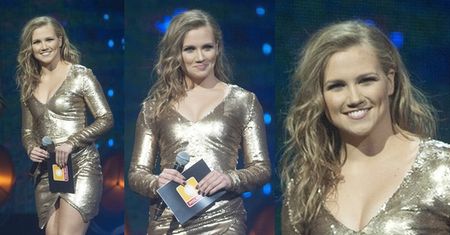 Agnieszka Kaczorowska w złotej mini na scenie! (ZDJĘCIA)