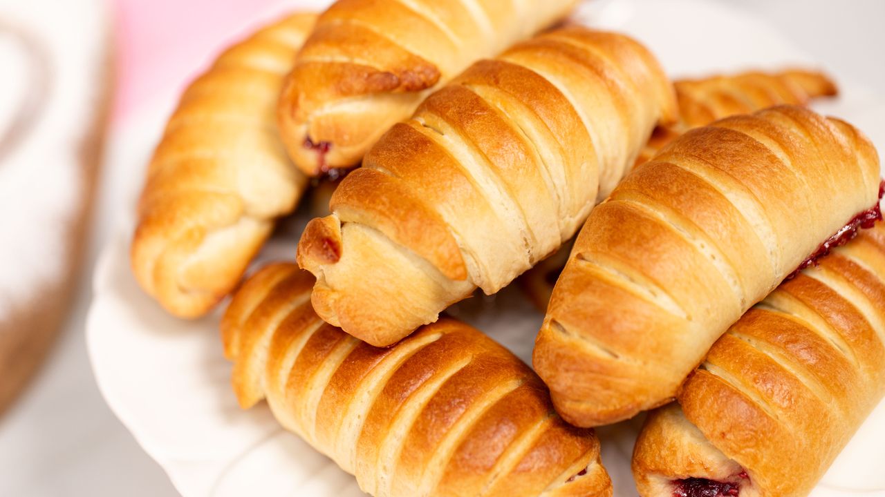 Mięciutkie i puszyste bułeczki. Maślane brioszki z owocowym nadzieniem to poezja smaku