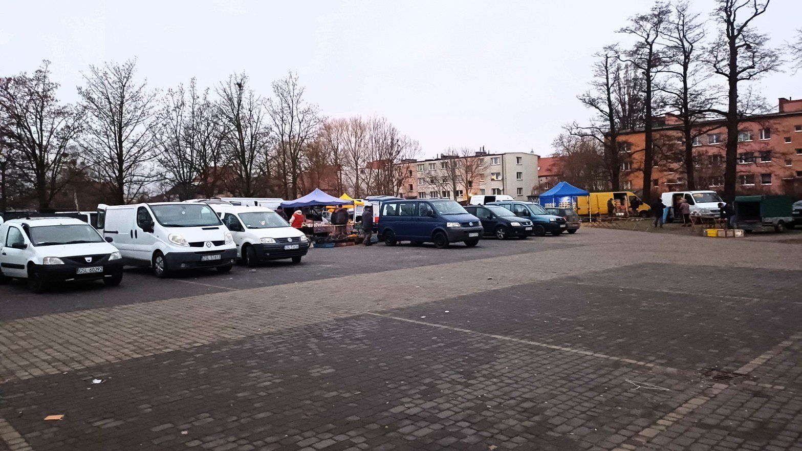 Targowisko rolnicze w Sławnie z wieloma lokalnymi produktami od rolników