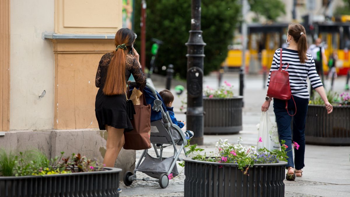 matka spacer warszawa miasto rodzina dziecko wózek 500+