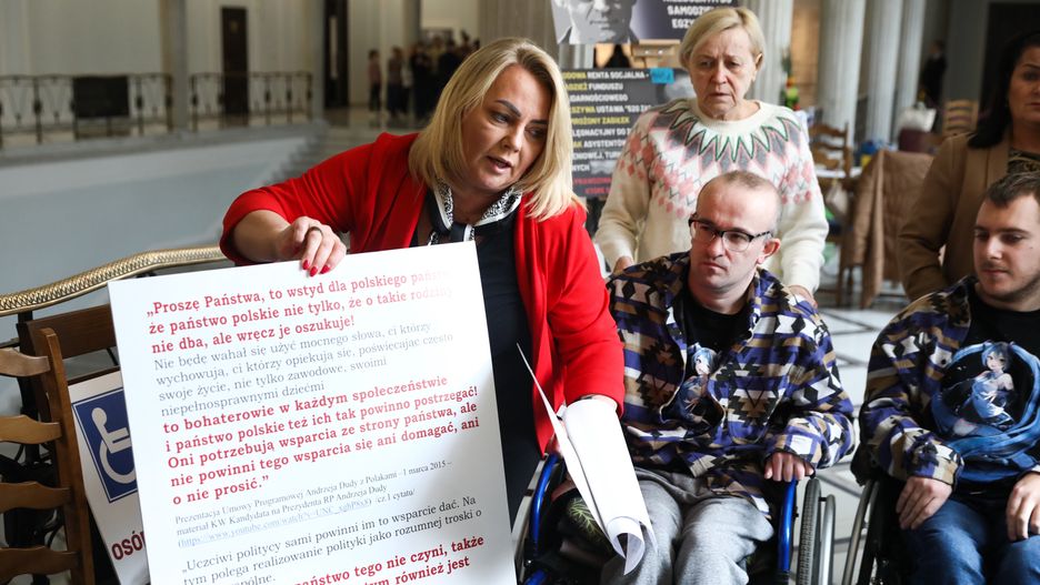 Iwona Hartwich
Warszawa, 24.03.2023. Pos�anka Koalicji Obywatelskiej Iwona Hartwich (L) podczas konferencji prasowej na korytarzu Sejmu w Warszawie, 24 bm. Pos�anka poinformowa�a o zawieszeniu protestu os�b niepe�nosprawnych oraz ich opiekun�w w budynku Sejmu. (amb) PAP/Tomasz Gzell
Tomasz Gzell
korytarz, korytarza, kuluary, niepe�nosprawni, obywatelski, okupacja, opiekunowie, osoby niepe�nosprawne, polityk, polityka, posiedzenie, projest, protest, renta, sejm, sejmowe, sejmowego, sejmowy, Sejmu, socjalna, ustawy