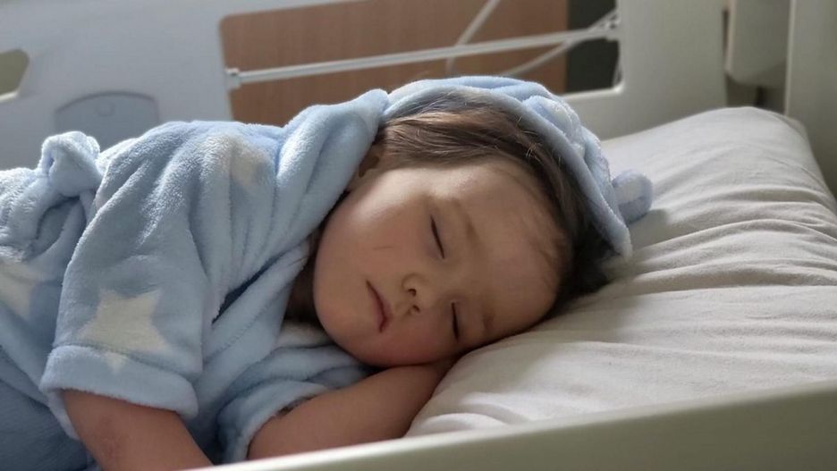 4-latka trafiła do szpitala z powodu tajemniczych problemów z wątrobą. "Uważam, że zachorowała, bo zjadła jajko niespodziankę"