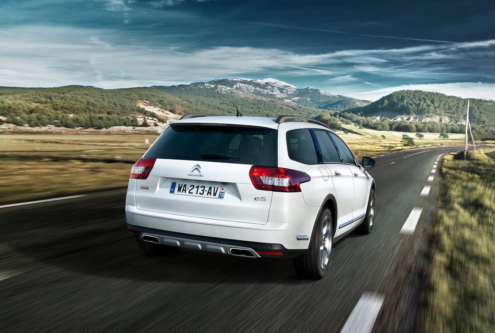 C5 CrossTourer to wersja podniesiona, uterenowiona, ale bez napędu hybrydowego jak w Peugeocie 508 RXH. Za to wyłącznie z dieslami.