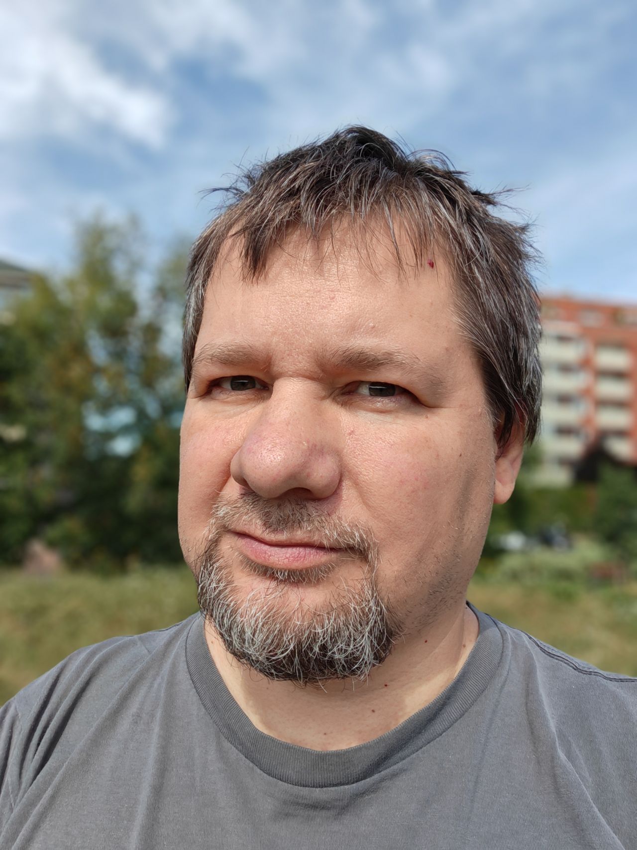 Dwa zdjęcia z aparatów w ekranie i dwa zdjęcia z aparatów na tylnej ściance.