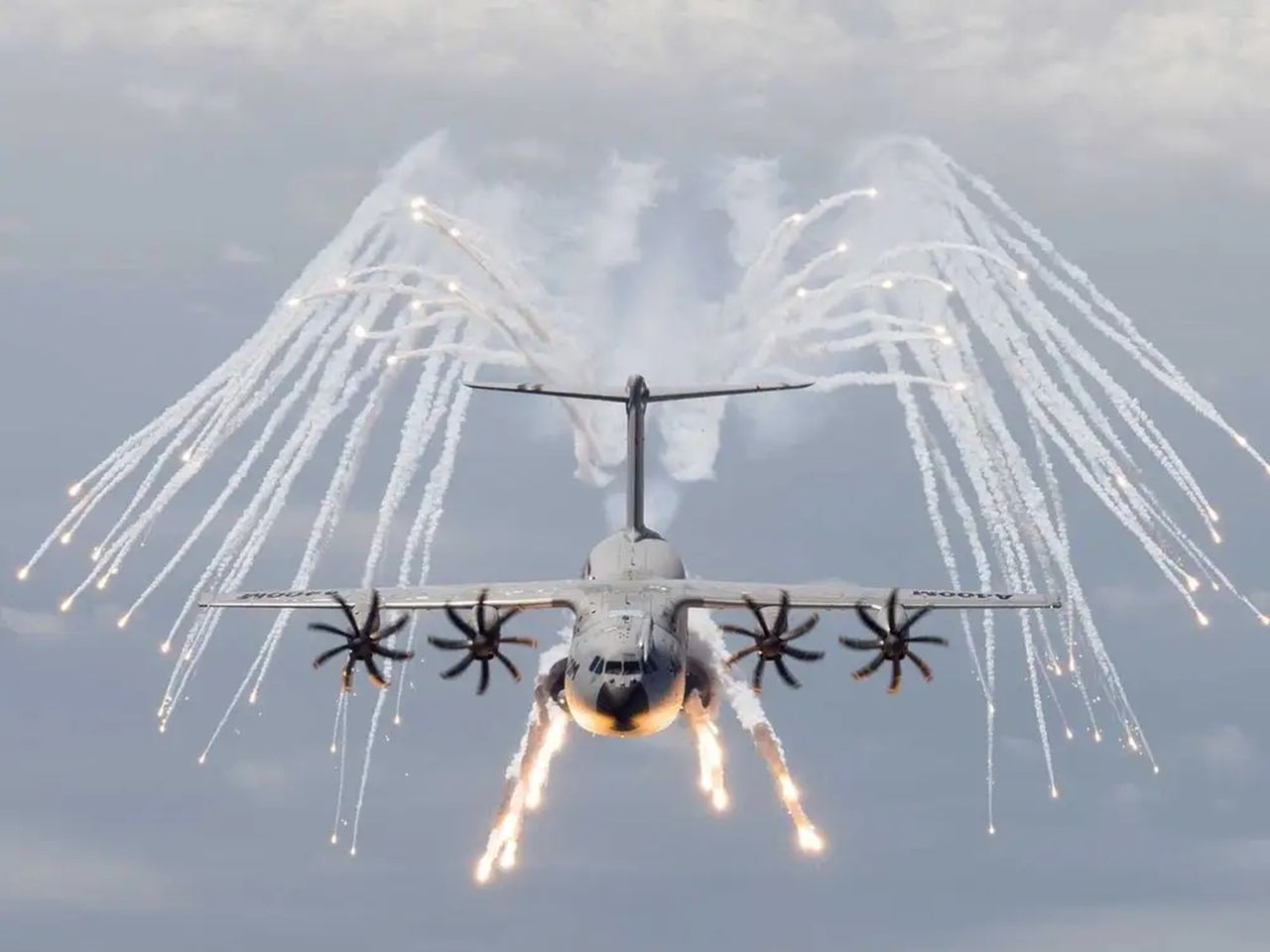 Operacja Thunder Lynx. Desant Legii Cudzoziemskiej pod nosem Putina - Airbus A400M - samolot, z którego skakali francuscy spadochroniarze