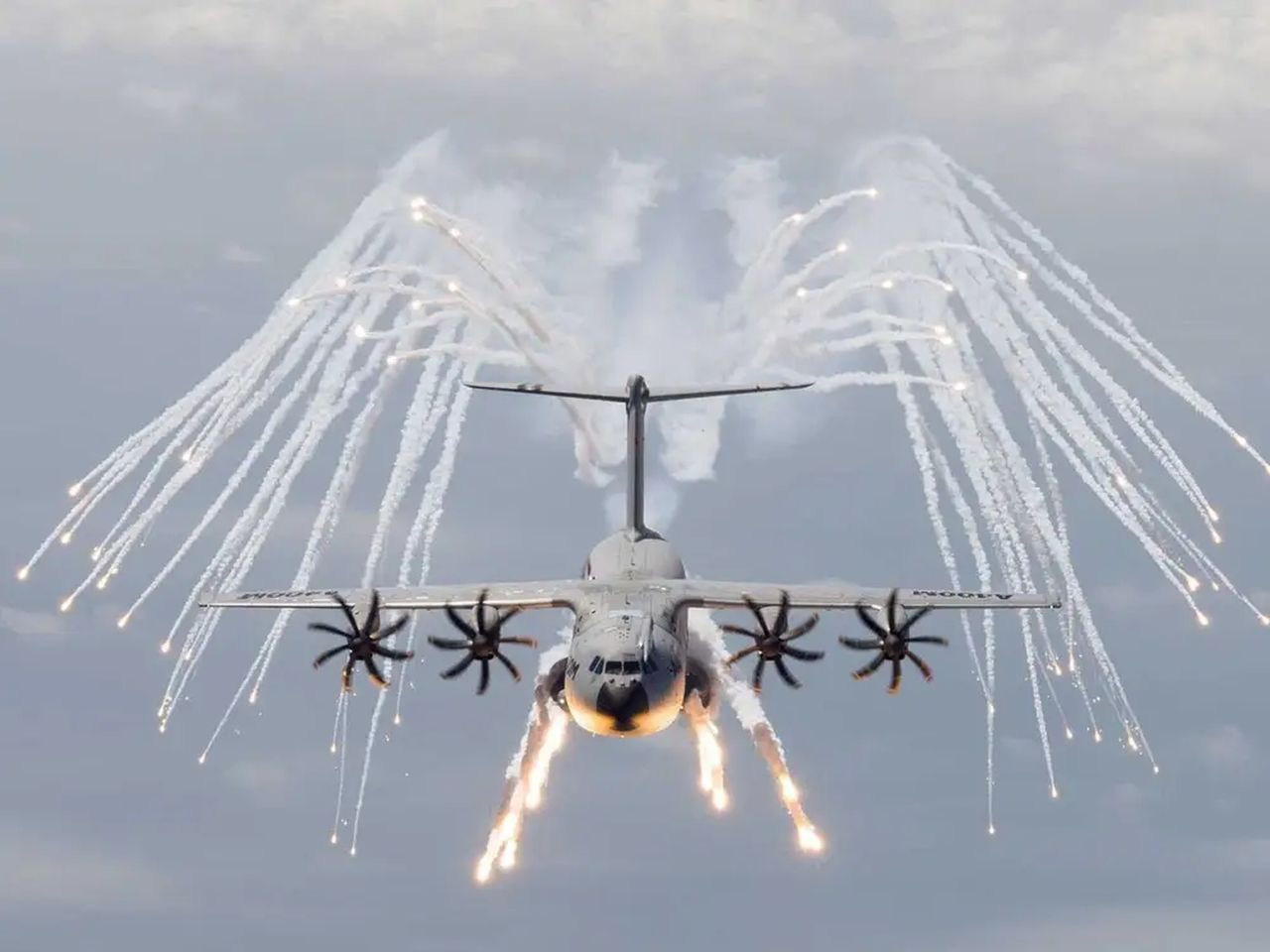 Airbus A400M - samolot, z którego skakali francuscy spadochroniarze