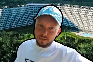 Książulo na tle hotelu Gołebiewski