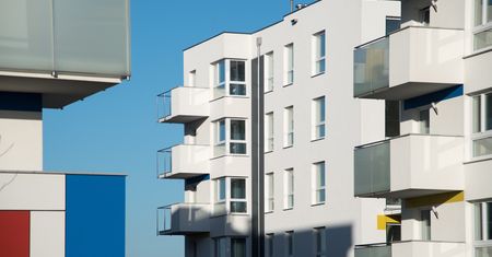 Wielkopolska. 7-latek wypadł z balkonu na pierwszym piętrze
