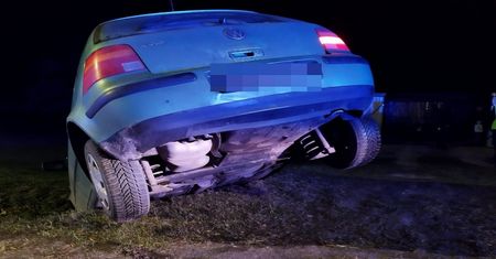 Pijany i bez oświetlenia zawisł samochodem na przepuście wodnym. Nie trafił we wjazd posesji