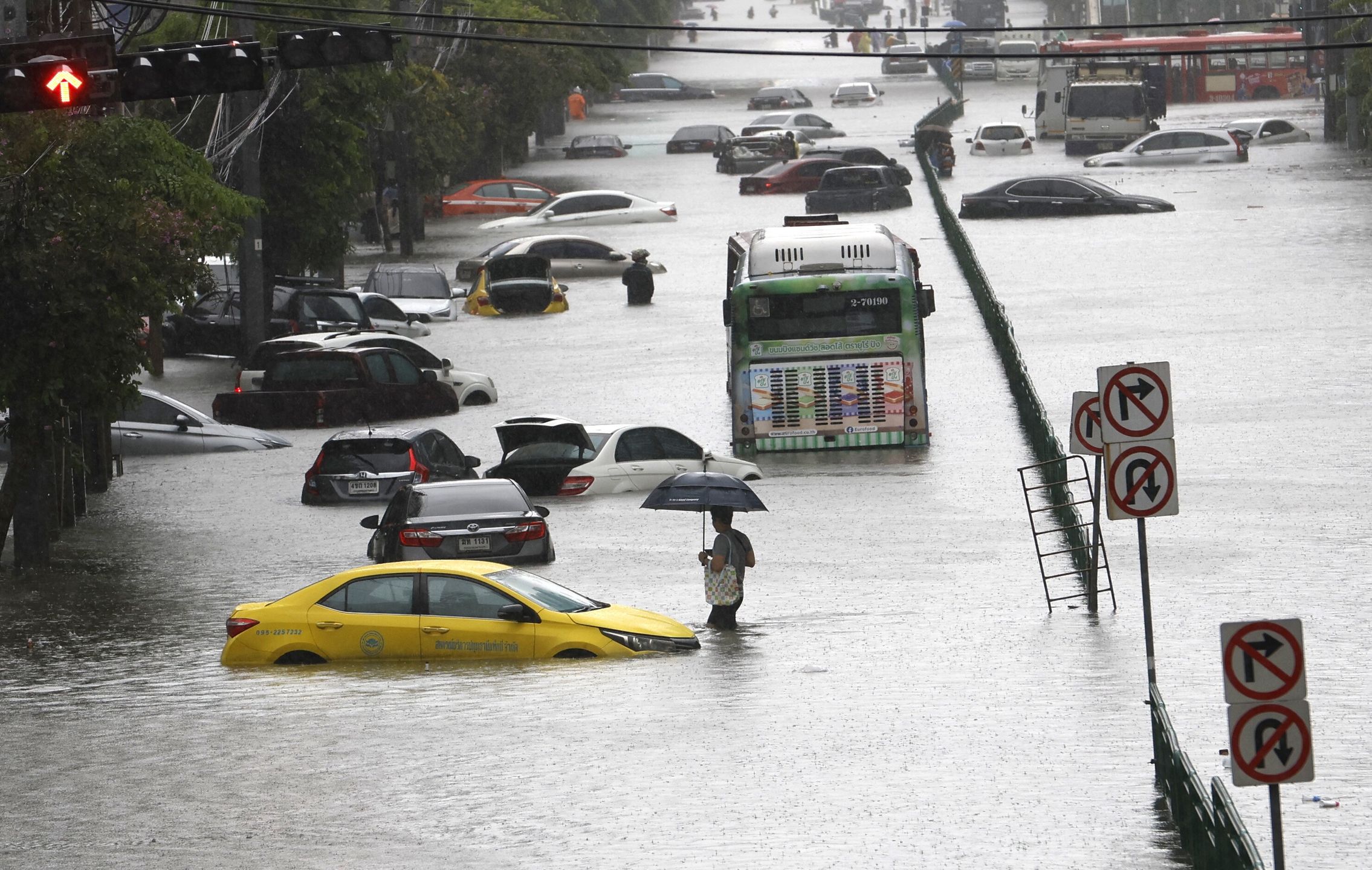 People wade through floodwater as submerged vehicles are abandoned during a downpour on a flooded major street, Phetchaburi Road in Bangkok, Thailand, 26 September 2026. All 50 districts in Bangkok have been declared flood disaster zones following the non-stop heavy downpour caused by a strong low-pressure system combined with seasonal monsoon patterns. EPA/RUNGROJ YONGRIT Dostawca: PAP/EPA.