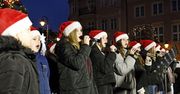 Grudziądz: Wigilia Serc na Rynku. Starsi i samotni odebrali pakiety wigilijne. Harcerze śpiewali
