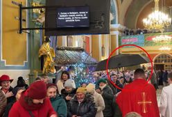 Ksiądz chronił się parasolem podczas mszy. Do sieci trafił film