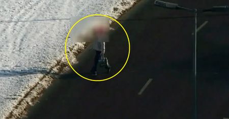 Nagrał ich policyjny dron. Piesie nie widzieli, że ich kręcą