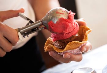 Szukają pracownicy do lodziarni. Wymagania oburzyły internautów