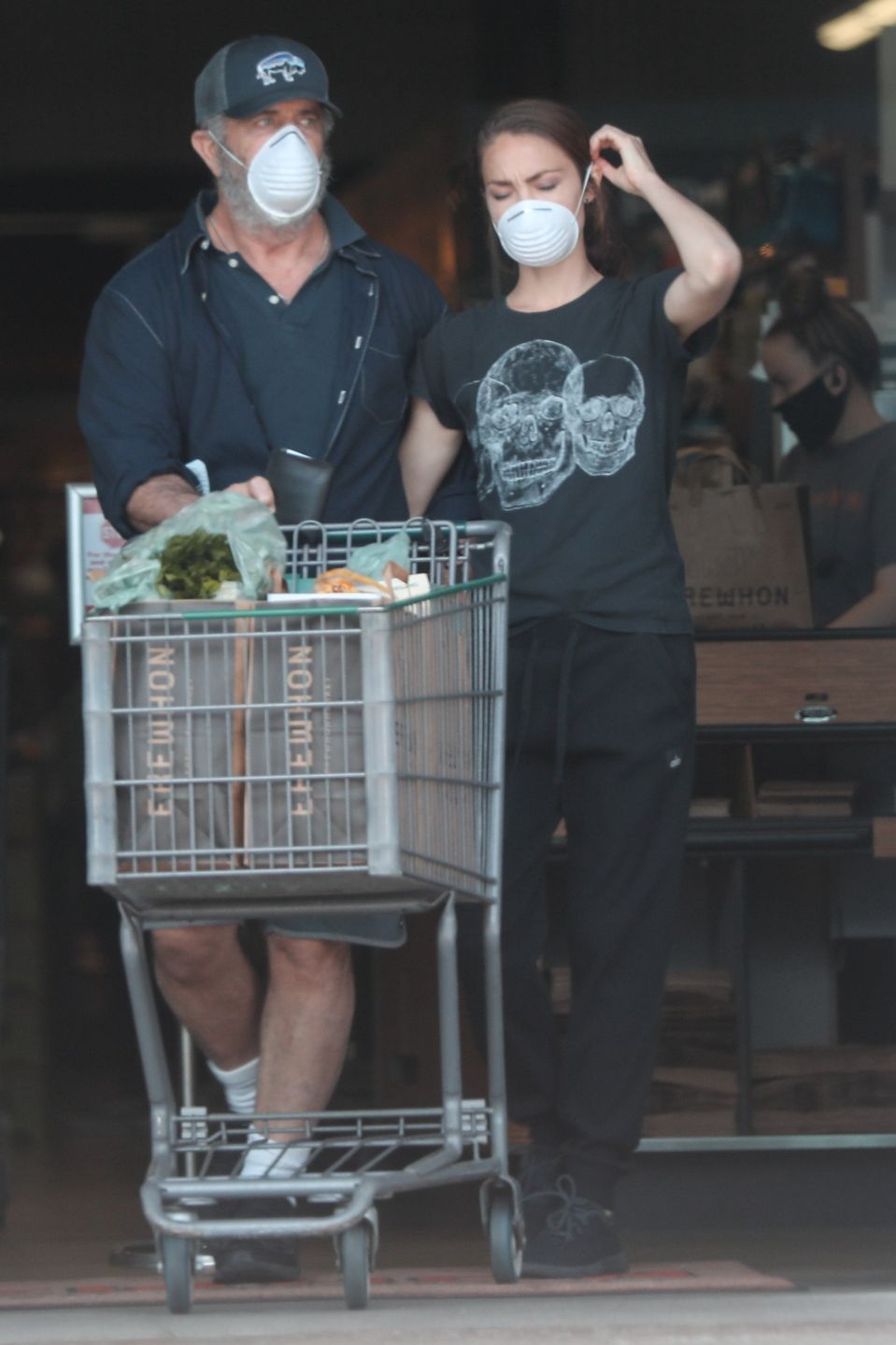 Mel Gibson z partnerką robią zakupy w markecie w Los Angeles