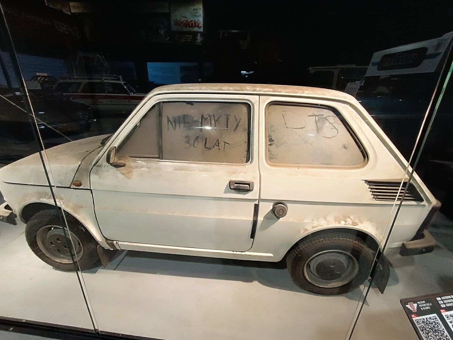 Zakurzony Fiat 126p na ekspozycji Muzeum Motoryzacji WENA
