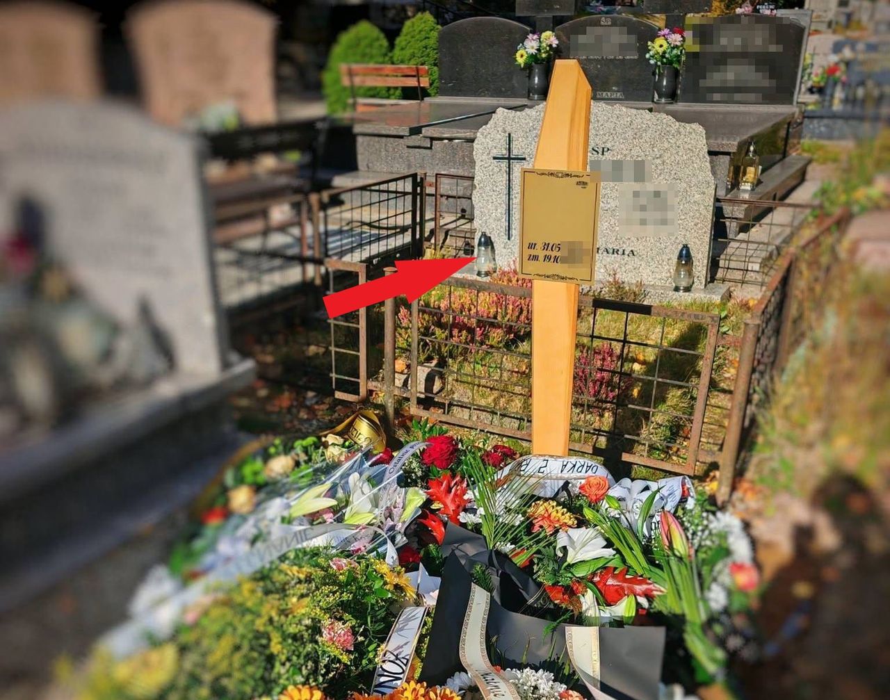 "Pal świecki" zamiast krzyża na grobie. Zdjęcie z cmentarza wywołało burzę