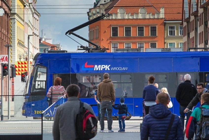 Wrocław. Światowy Dzień Walki z Analfabetyzmem. Komunikacja miejska za darmo