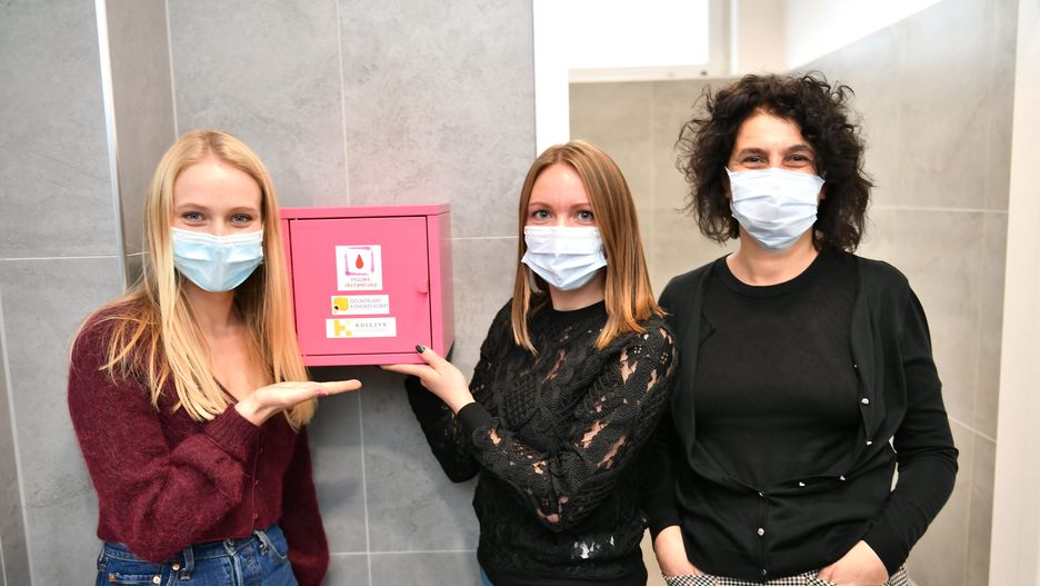 Wrocław. Różowe skrzyneczki w szkołach. Miasto wsparło wyjątkową akcję