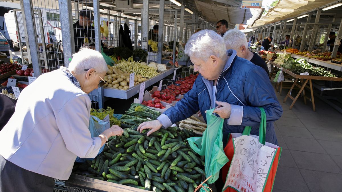 18.05.2022 Poznan , Rynek , ryneczek na Swicie . Swit , targowisko handlowe . Szparagi

Fot. Lukasz Cynalewski / Agencja Wyborcza.pl
Fot. Lukasz Cynalewski / Agencja Wyborcza.pl
warzywa, ceny, inflacja, zakupy, senior, emeryt, /FR/