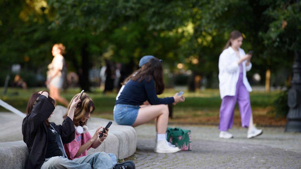 Młodzi ludzie w świecie cyfrowym