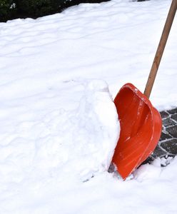 Odśnieżanie chodnika. Na kim spoczywa ten obowiązek? Przepisy wskazują jasno