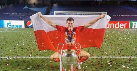 Liga Mistrzów. Wielka radość Roberta Lewandowskiego. Szalał na boisku z polską flagą
