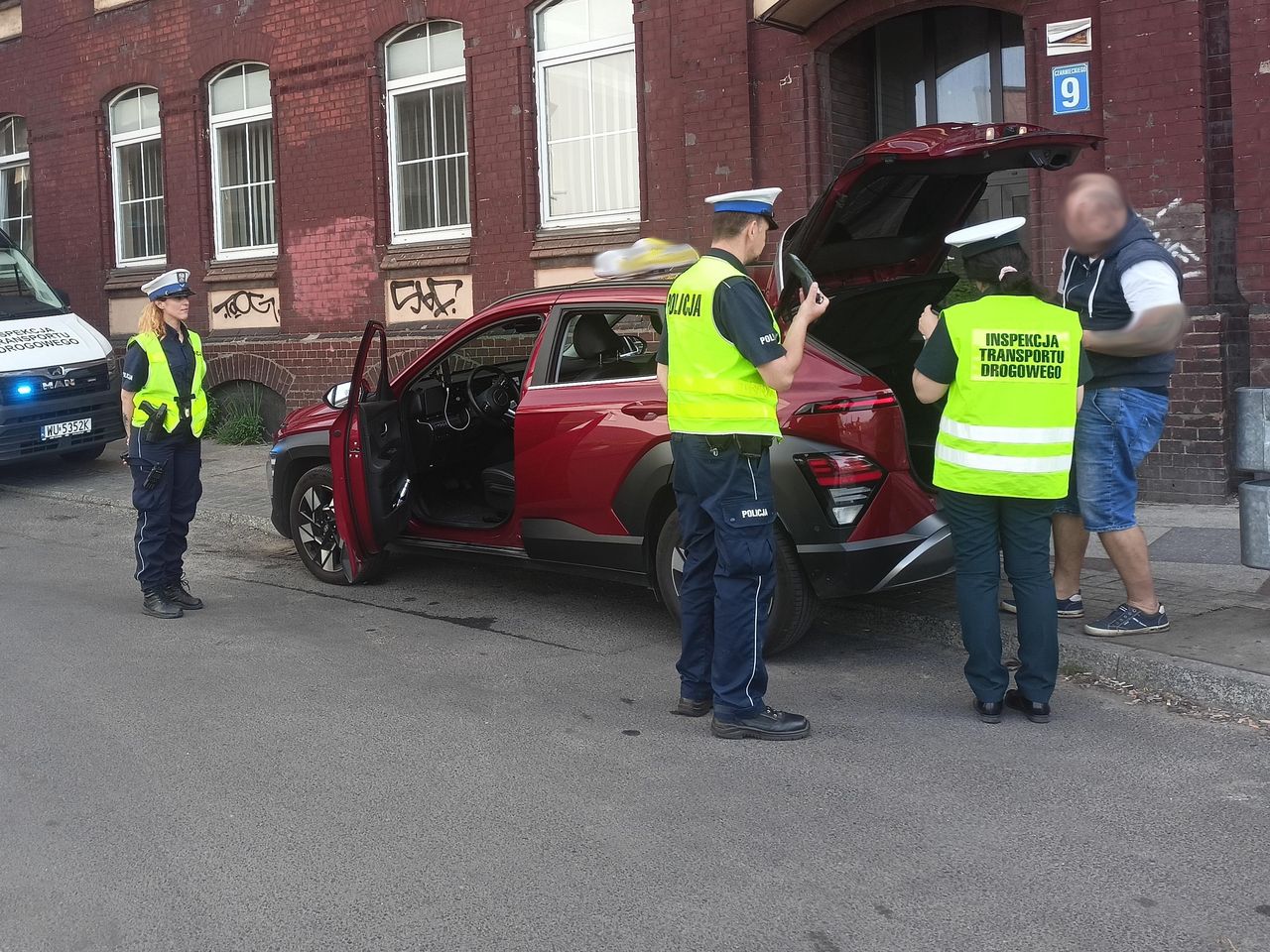 Firma daje trzy miesiące. Policja ostrzega, że będzie karała kierowców