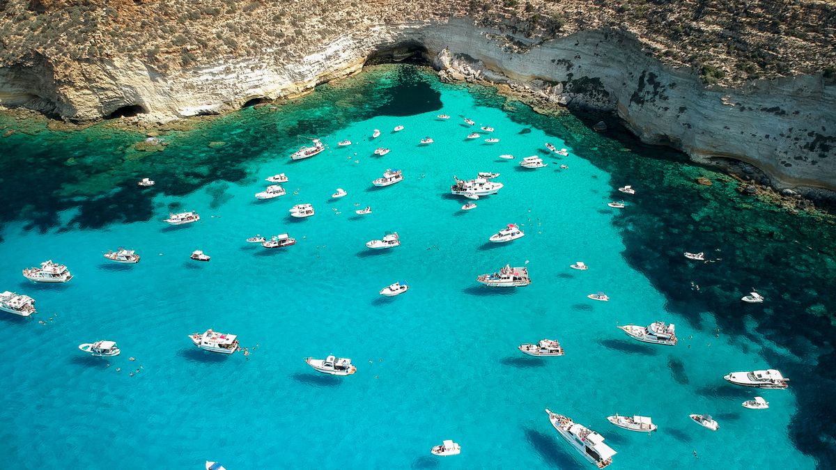 Lampedusa kusi wspaniałym wybrzeżem