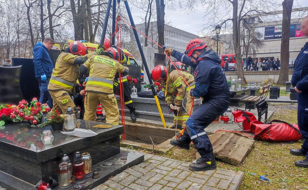 Dramatyczna akcja służb ratunkowych na cmentarzu. Z grobu wyciągano mężczyznę