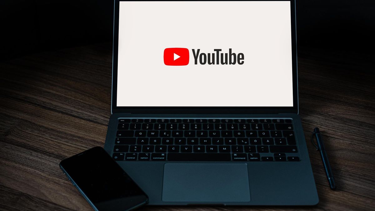 YouTube na ekranie laptopa