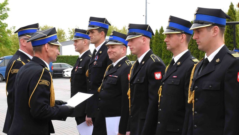W Komendzie Powiatowej PSP w Inowrocławiu odbyły się obchody Dnia Strażaka 2025. Wyróżniający się funkcjonariusze otrzymali nominacje na wyższe stopnie służbowe, odznaczenia i nagrody